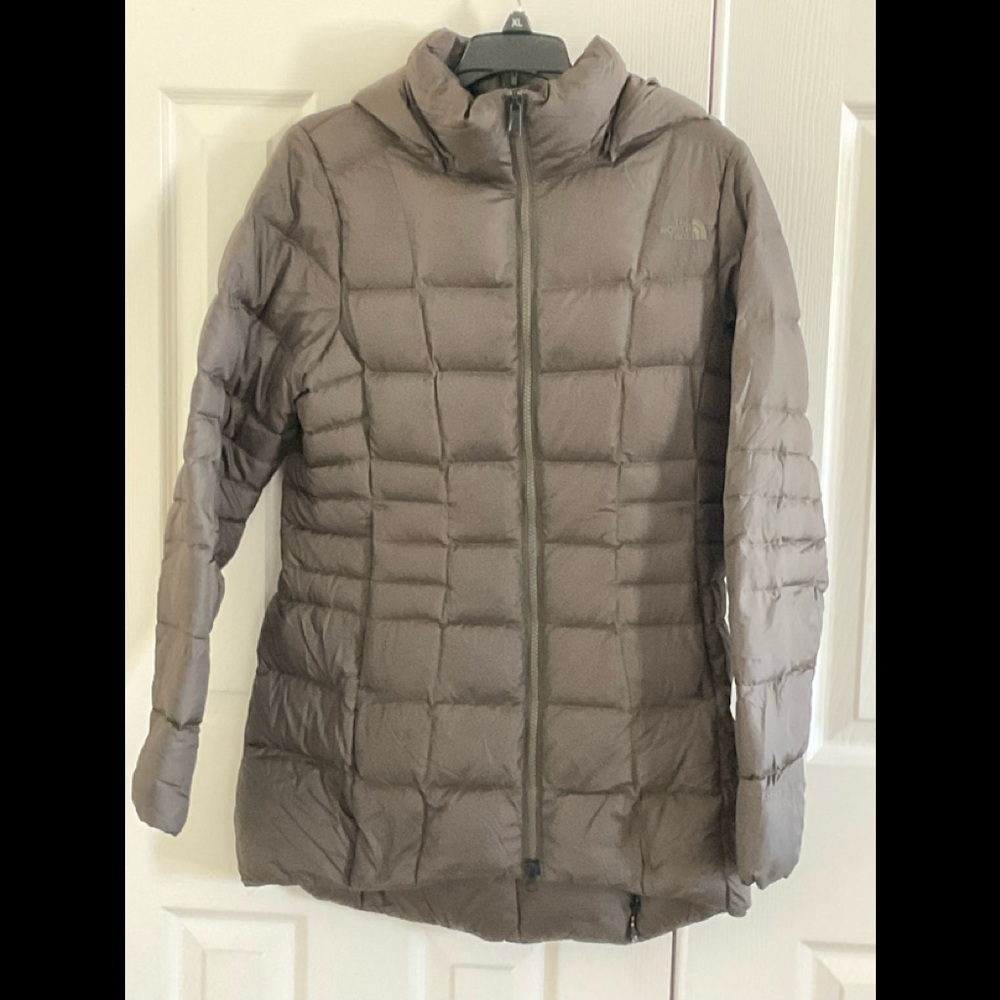 - North Face Women’s Puffer Jacket Olive.